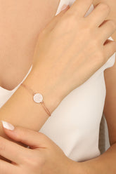 سوار فضي دائري من الحجر الأبيض