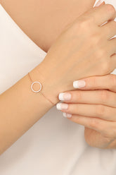 سوار فضي دائري من الحجر الأبيض