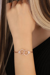 سوار فضي مزين بأحجار بيضاء