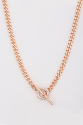 قلادة تشوكر بحجر أبيض