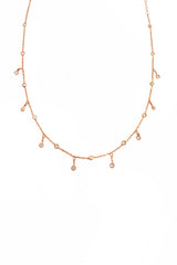 قلادة فضية أنيقة مرصعة بأحجار الزركونيا المكعبة