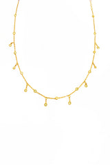 قلادة فضية أنيقة مرصعة بأحجار الزركونيا المكعبة