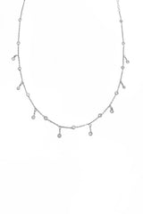 قلادة فضية أنيقة مرصعة بأحجار الزركونيا المكعبة