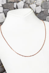 سلسلة فضية مستطيلة الشكل