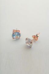 أقراط فضية صغيرة من سوليتير بيضاء