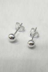 أقراط فضية على شكل كرة