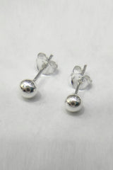 أقراط فضية على شكل كرة