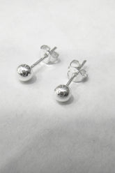 أقراط كروية فضية مقاس 4 مم