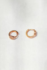 أقراط صغيرة مستديرة