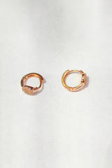 أقراط صغيرة مستديرة