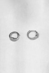 أقراط صغيرة مستديرة