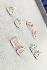 قرط فضي مستطيل مرصع بالأحجار الكريمة