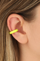 أقراط غضروفية فضية مطلية بالمينا باللون الأصفر النيون