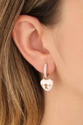 أقراط فضية على شكل قلب مطلية بالمينا الأبيض