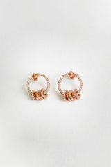 أقراط فضية صغيرة دائرية