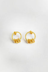 أقراط فضية صغيرة دائرية