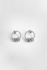 أقراط فضية صغيرة دائرية