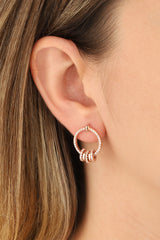 أقراط فضية صغيرة دائرية