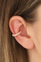 أقراط فضية مرصعة بأحجار غضروفية بالكامل