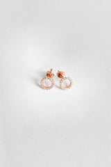 أقراط فضية صغيرة مرصعة بحجر أبيض