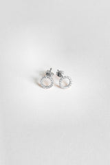 أقراط فضية صغيرة مرصعة بحجر أبيض