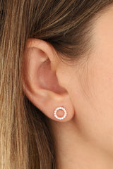 أقراط فضية صغيرة مرصعة بحجر أبيض