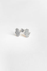 أقراط فضية من حجر أبيض على شكل أم فاطمة