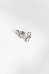 أقراط فضية على شكل نصف حجر إنفينيتي