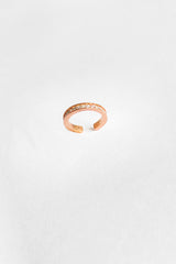 أقراط غضروف فضية مزخرفة بحجر أبيض