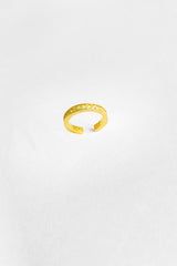 أقراط غضروف فضية مزخرفة بحجر أبيض