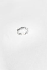 أقراط غضروف فضية مزخرفة بحجر أبيض