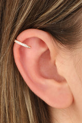 أقراط غضروف فضية مزخرفة بحجر أبيض