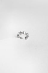 أقراط غضروف فضية مرصعة بحجر مدبب