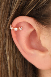 أقراط غضروف فضية مرصعة بحجر مدبب