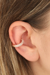 أقراط غضروف فضية شبه بيضاء اللون