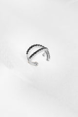 أقراط غضروف فضية على شكل صليب حجري أسود