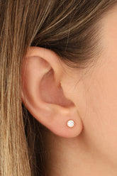 أقراط دائرية صغيرة بحجر واحد