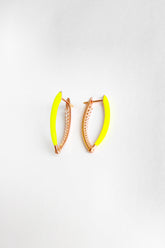 أقراط من الفضة الإسترلينية المطلية بالمينا الصفراء