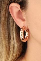 أقراط دائرية كبيرة وسميكة