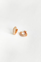 أقراط فضية صغيرة مرصعة بحجر أبيض