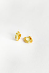 أقراط فضية صغيرة مرصعة بحجر أبيض