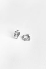 أقراط فضية صغيرة مرصعة بحجر أبيض