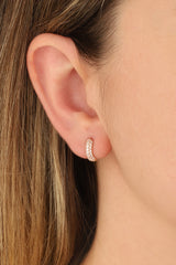 أقراط فضية صغيرة مرصعة بحجر أبيض