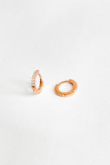 أقراط فضية صغيرة مرصعة بحجر أبيض