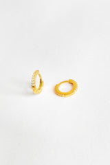 أقراط فضية صغيرة مرصعة بحجر أبيض