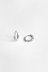 أقراط فضية صغيرة مرصعة بحجر أبيض