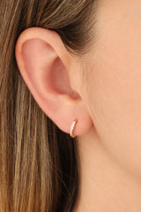 أقراط فضية صغيرة مرصعة بحجر أبيض