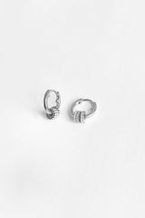 أقراط فضية مرصعة بالأحجار الكريمة