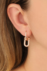 أقراط فضية مرصعة بحجر أبيض