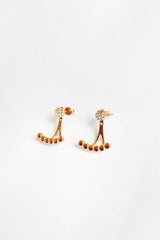 أقراط فضية مرصعة بحجر أبيض